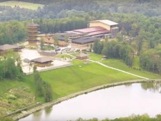 山上的桥AI 生成的内容可能不正确。